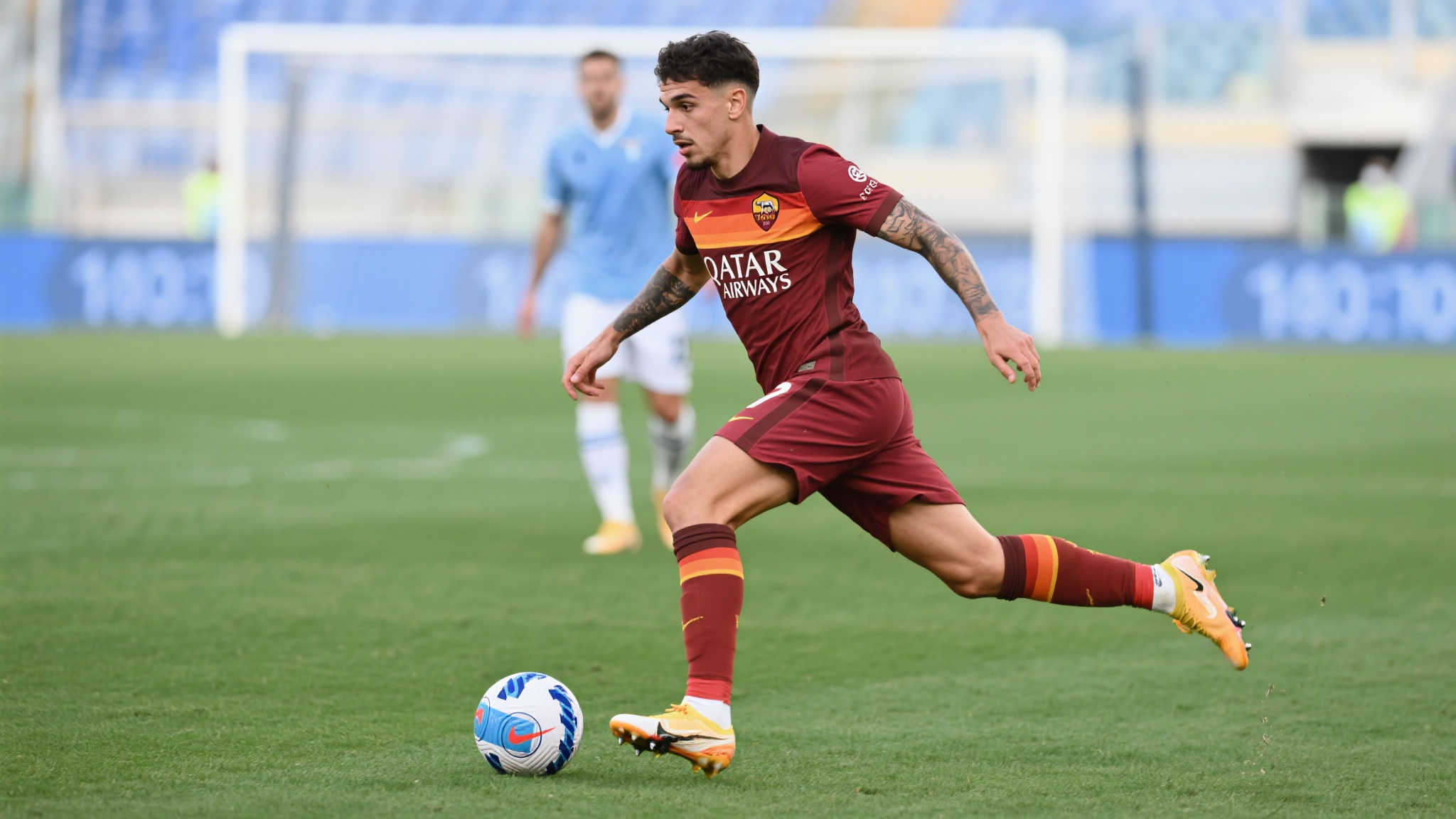 从技术层面来看，他不仅能胜任传统型边后卫角色，还能